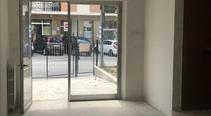 Shop / premises commercial of 60 m² in Fermo (63900)