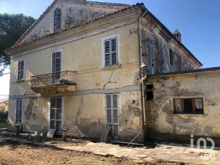 Proprietà terriera 99 locali di 12.685 m² in Colonnella (64010)