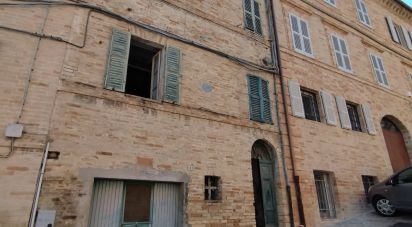 Varie superfici 7 locali di 204 m² a Fermo (63900)