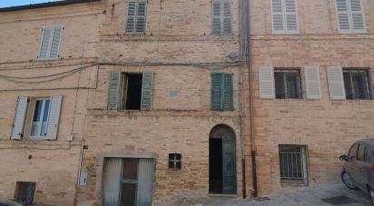 Varie superfici 7 locali di 204 m² a Fermo (63900)