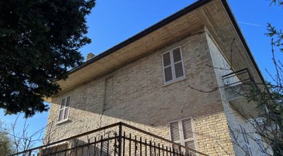 Casa indipendente / Villa 14 locali di 250 m² in Monsampietro Morico (63842)