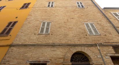 House 12 rooms of 420 m² in Montefano (62010)