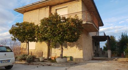 House 13 rooms of 180 m² in Ponzano di Fermo (63845)