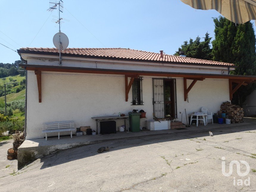 Farm 11 rooms of 300 m² in Montesilvano (65015)