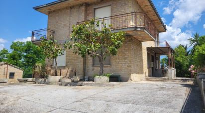 House 13 rooms of 180 m² in Ponzano di Fermo (63845)