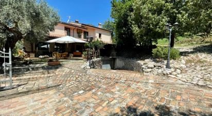 Casale 21 locali di 530 m² in Rosciano (65020)