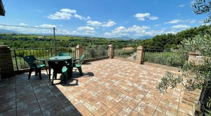 Casale 21 locali di 530 m² in Rosciano (65020)