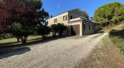 Casale 8 locali di 250 m² in Monte Urano (63813)