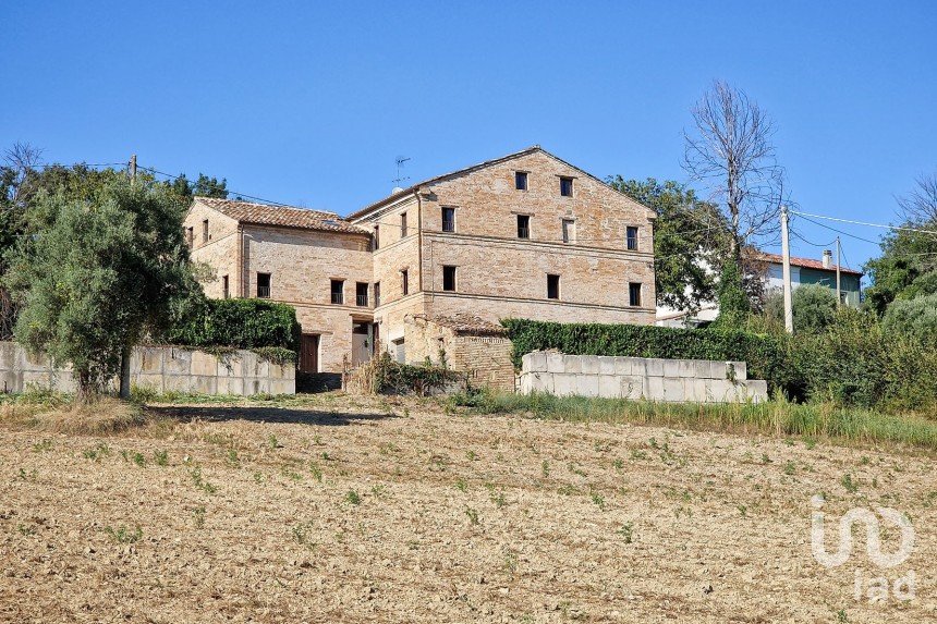 Rustico 23 locali di 400 m² in Falerone (63837)