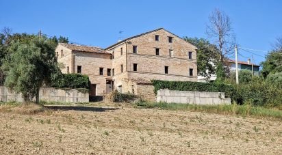 Rustico 23 locali di 400 m² in Falerone (63837)