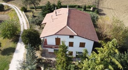 Rustico 6 locali di 200 m² in Treia (62010)