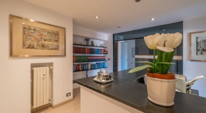 Hotel 9 rooms of 248 m² in Genova (16121)