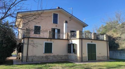 Casa indipendente 16 locali di 382 m² in Teramo (64100)