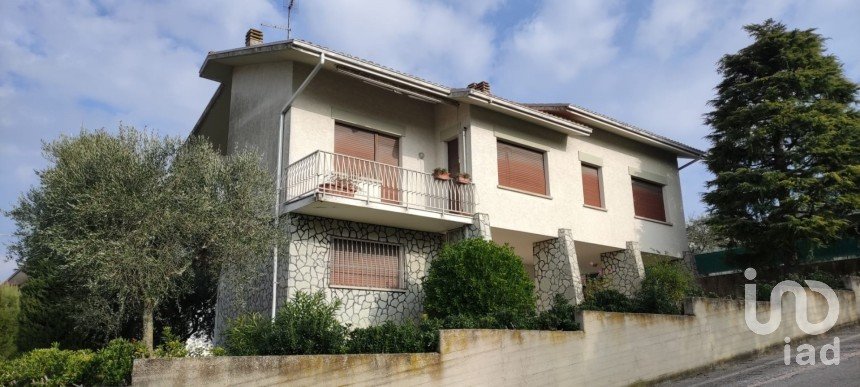 Casa indipendente 8 locali di 234 m² in San Costanzo (61039)