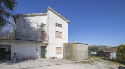 Rifugio 7 locali di 173 m² in Falerone (63837)