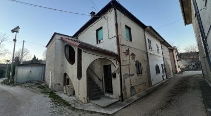 Rifugio 7 locali di 80 m² in Falerone (63837)
