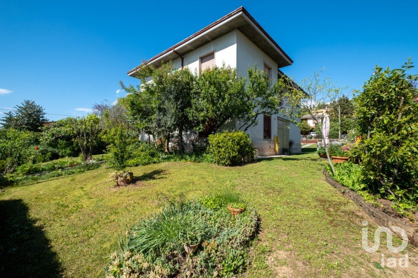 Villa 7 locali di 205 m² in Castiglione delle Stiviere (46043)