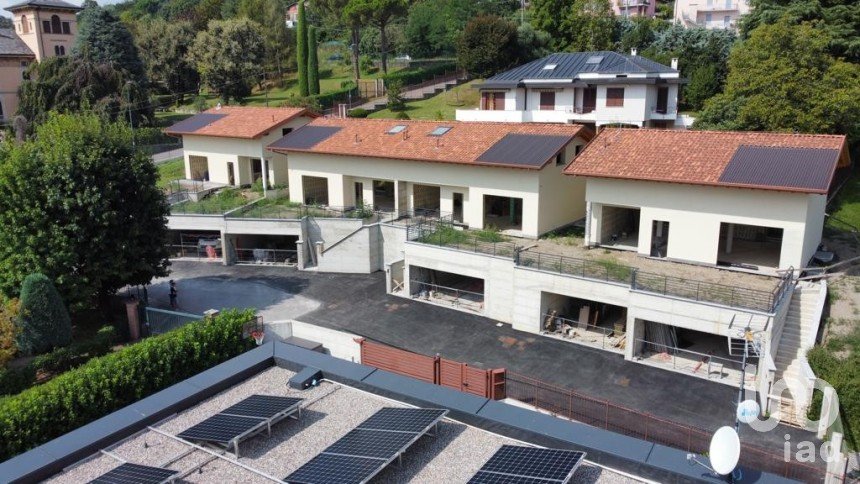 Casa indipendente 3 locali di 256 m² in Erba (22036)