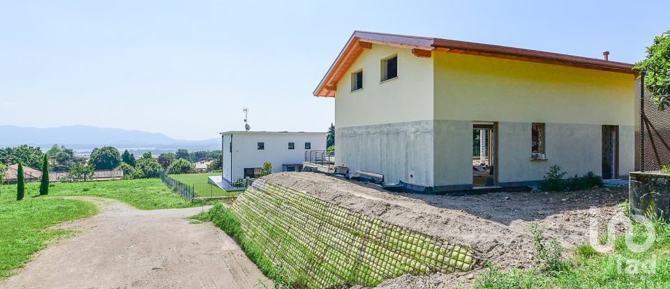 Casa indipendente 3 locali di 256 m² in Erba (22036)