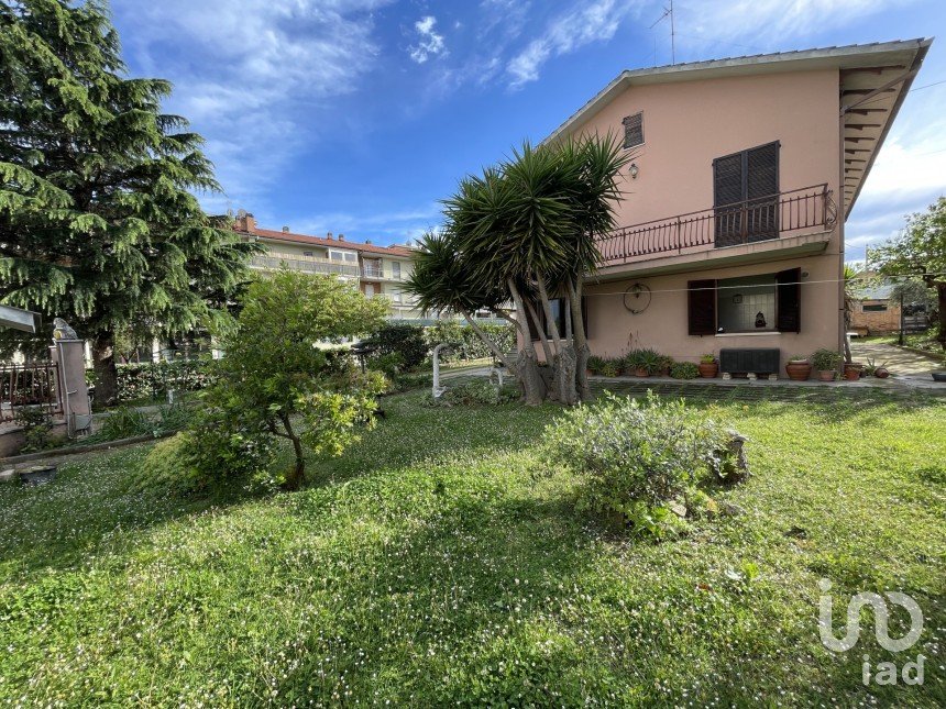 Casa indipendente 12 locali di 330 m² in Civitanova Marche (62012)