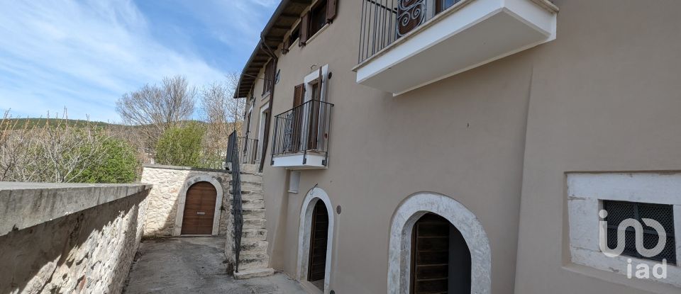 Casa di paese 6 locali di 75 m² in Barisciano (67021)