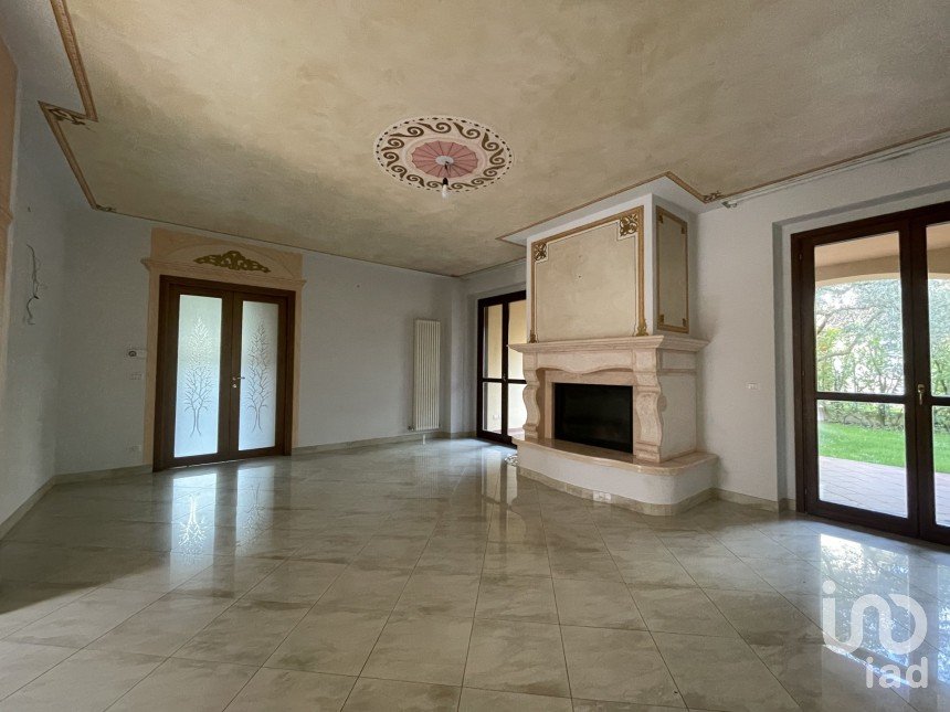 Farm 12 rooms of 281 m² in Arezzo (52100)