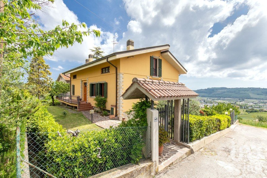 Casa 9 locali di 370 m² in Monte Urano (63813)