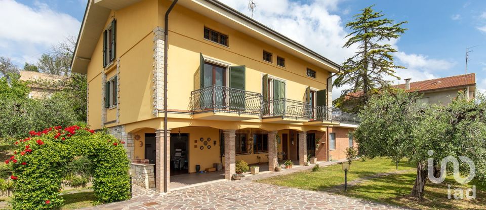 Casa 9 locali di 370 m² in Monte Urano (63813)