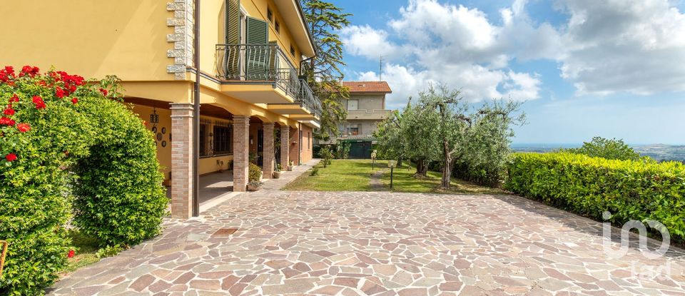 Casa 9 locali di 370 m² in Monte Urano (63813)