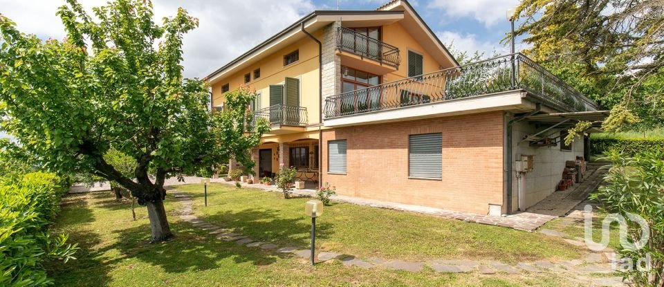 Casa 9 locali di 370 m² in Monte Urano (63813)