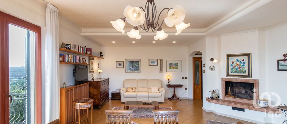 Casa 9 locali di 370 m² in Monte Urano (63813)