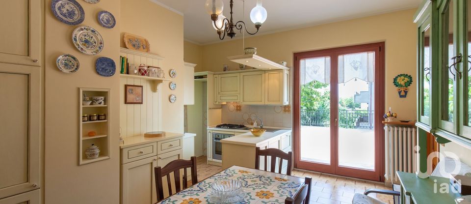 Casa 9 locali di 370 m² in Monte Urano (63813)