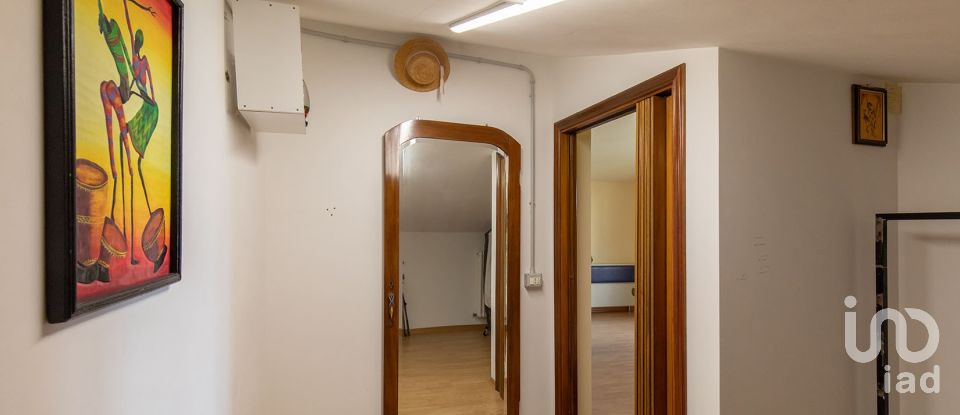 Casa 9 locali di 370 m² in Monte Urano (63813)