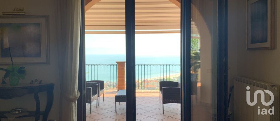 Casa 21 locali di 515 m² in Vasto (66054)