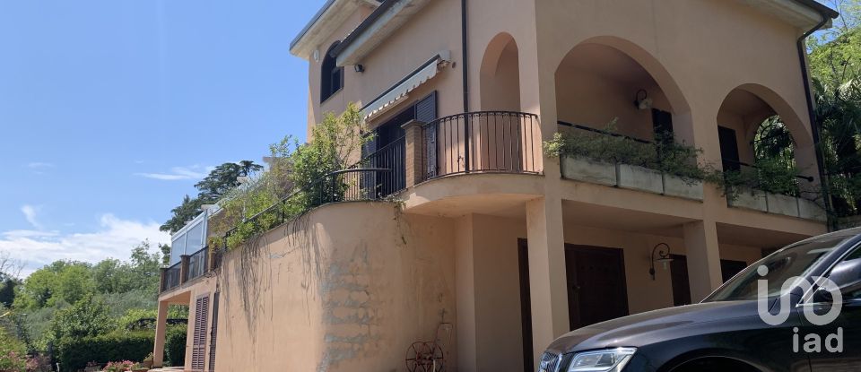 Casa 21 locali di 515 m² in Vasto (66054)