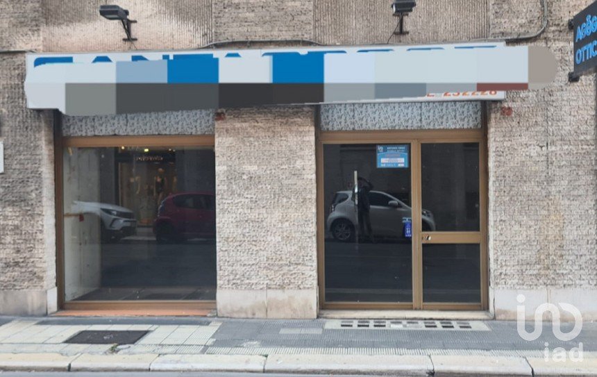 Shop / premises commercial of 220 m² in Bari (70122)