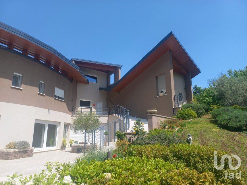 Farm 15 rooms of 450 m² in L'Aquila (67100)