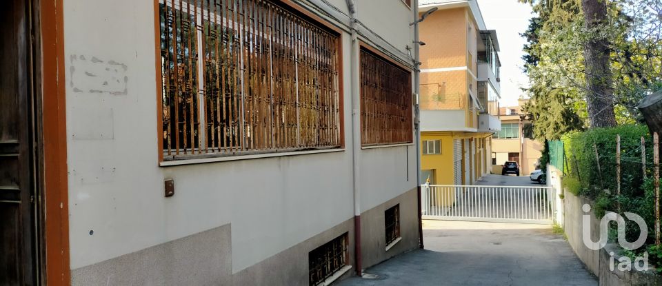 Shop / premises commercial of 300 m² in Ancona (60131)