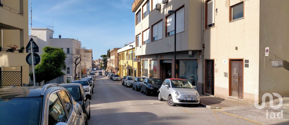 Shop / premises commercial of 700 m² in Ancona (60131)