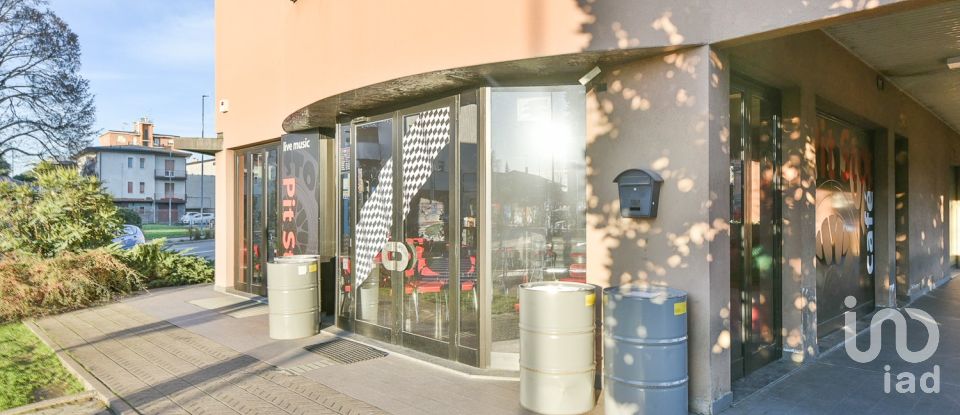 Retail property of 200 m² in Vedano al Lambro (20854)