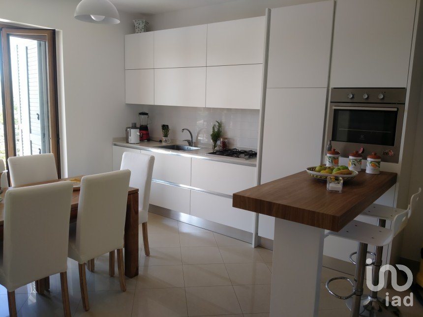 Building 3 rooms of 85 m² in Mosciano Sant'Angelo (64023)