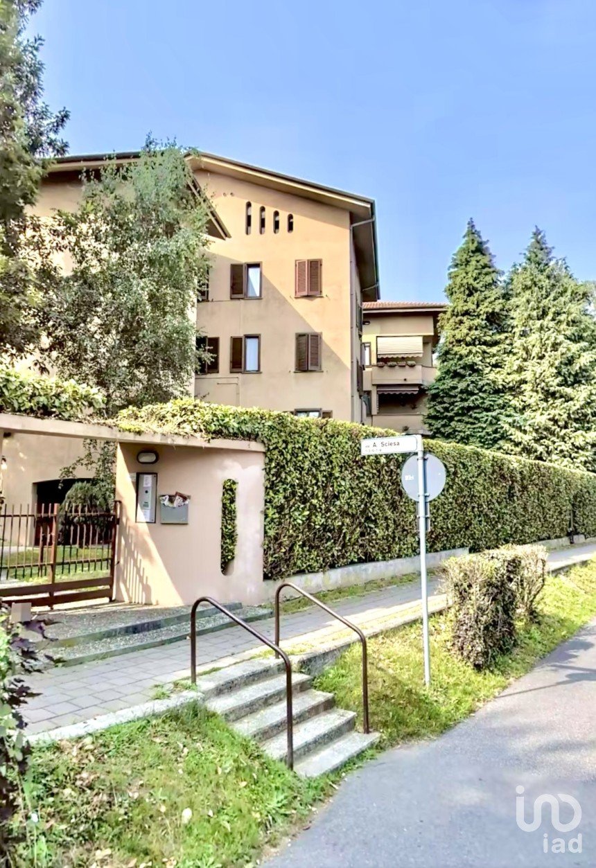 Three-room apartment of 100 m² in Carate Brianza (20841)