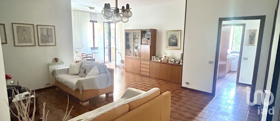 Three-room apartment of 100 m² in Carate Brianza (20841)