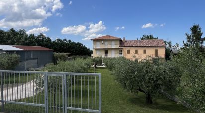 Lodge 23 rooms of 270 m² in Monsampietro Morico (63842)