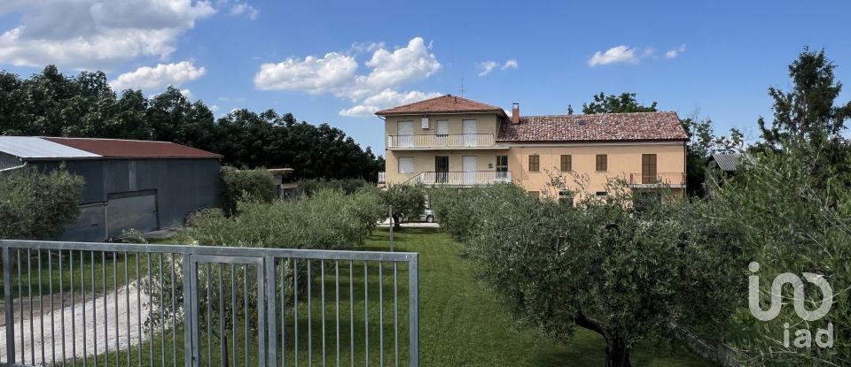 Lodge 23 rooms of 270 m² in Monsampietro Morico (63842)