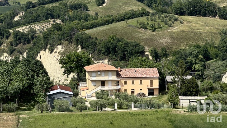 Lodge 23 rooms of 270 m² in Monsampietro Morico (63842)