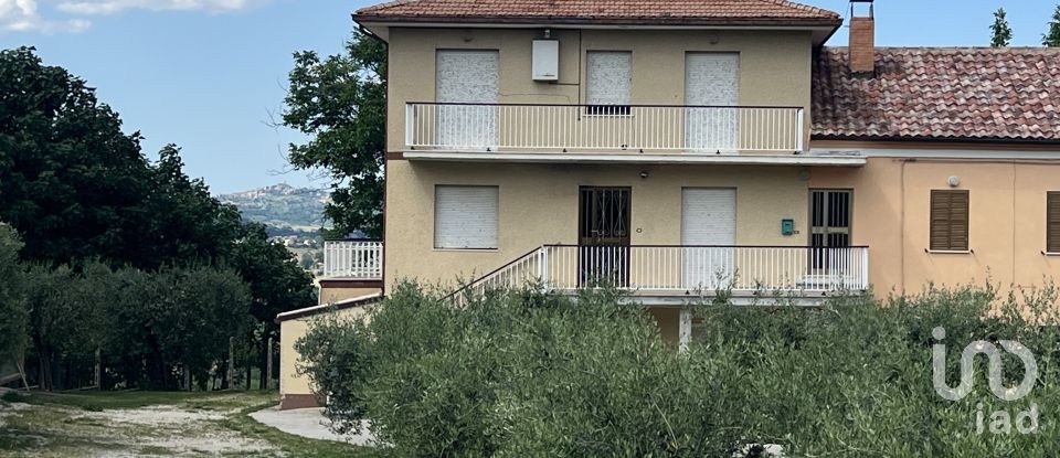 Casa 23 locali di 270 m² in Monsampietro Morico (63842)