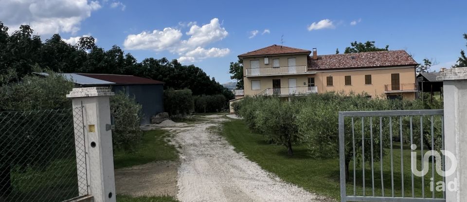 Lodge 23 rooms of 270 m² in Monsampietro Morico (63842)