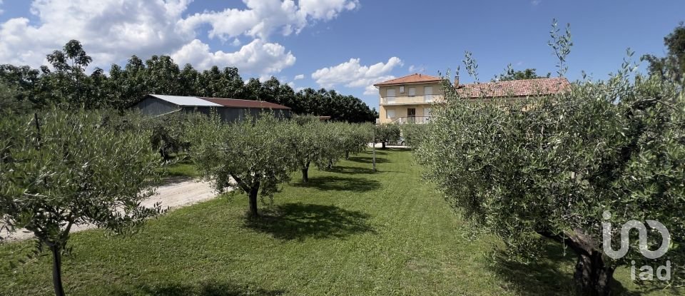 Lodge 23 rooms of 270 m² in Monsampietro Morico (63842)