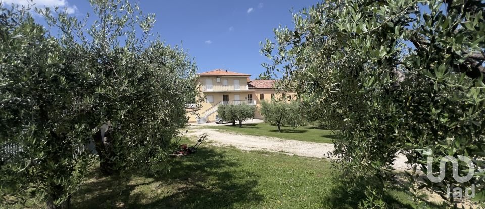 Lodge 23 rooms of 270 m² in Monsampietro Morico (63842)